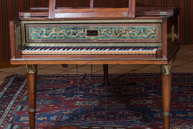 Foto klavíru před restaurováním